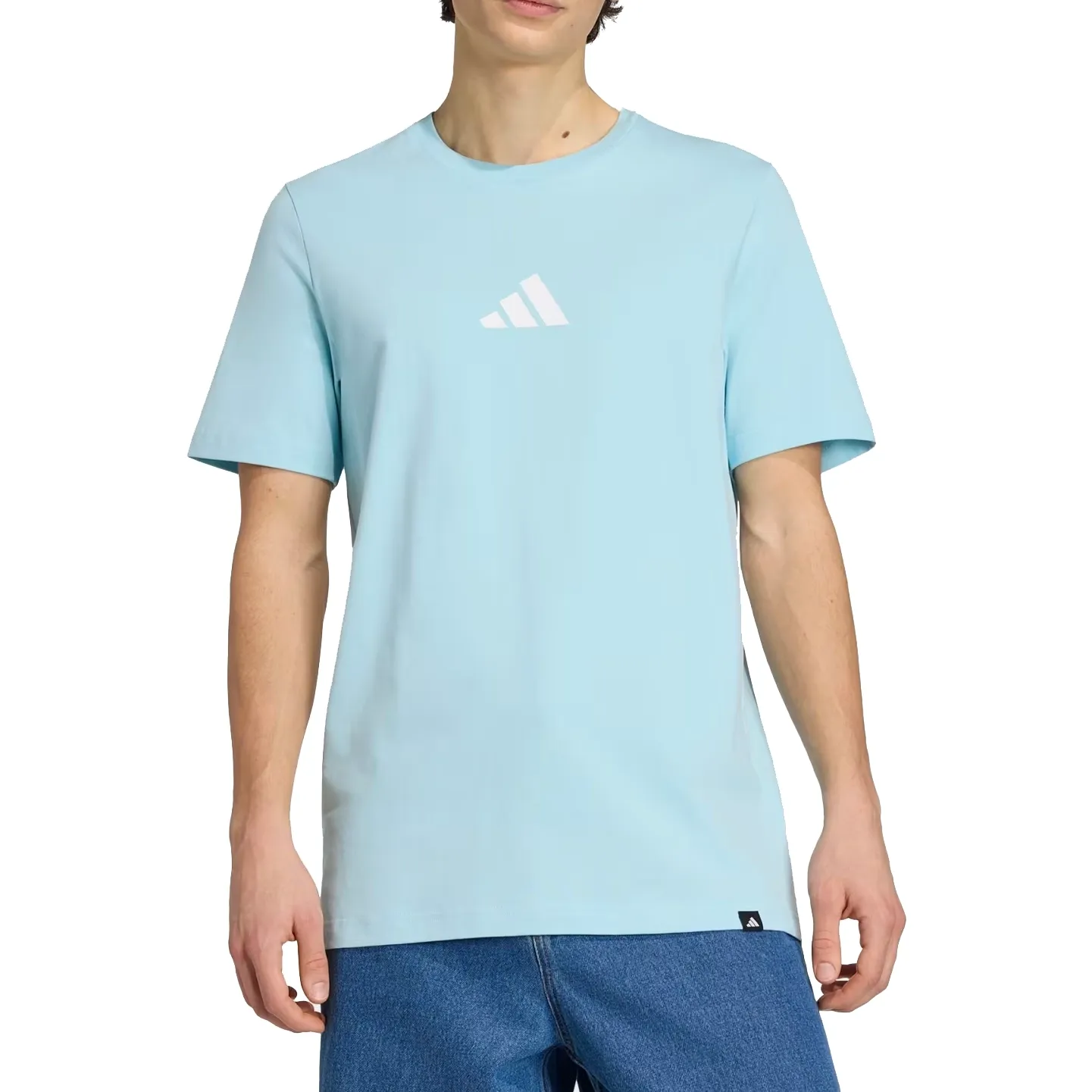 Camiseta Adidas Argentina Copa26 azul claro vista lateral com logo branco no peito